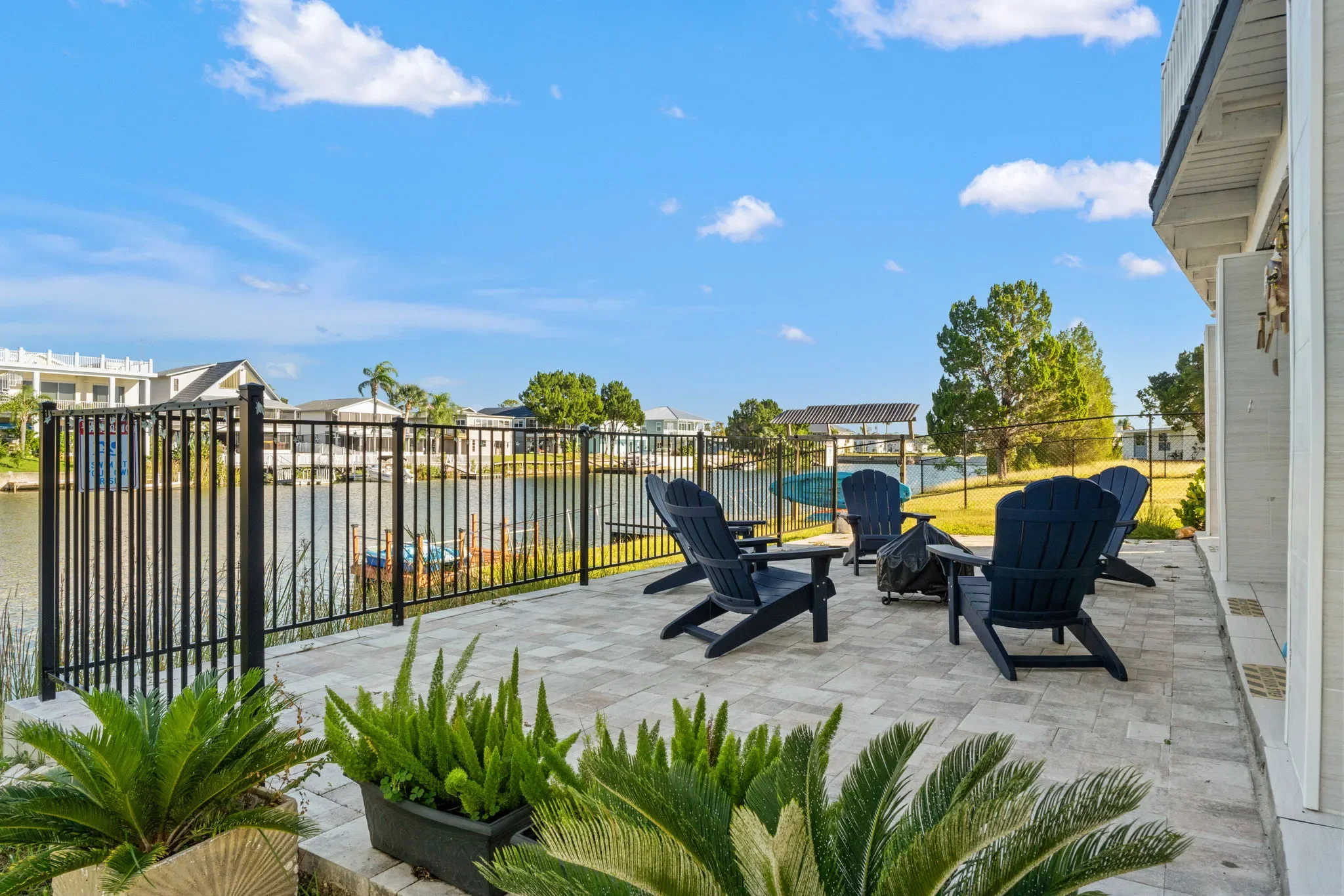 3BR Waterfront • Hot Tub + Dock • Kayaks • Bikes — photo 4